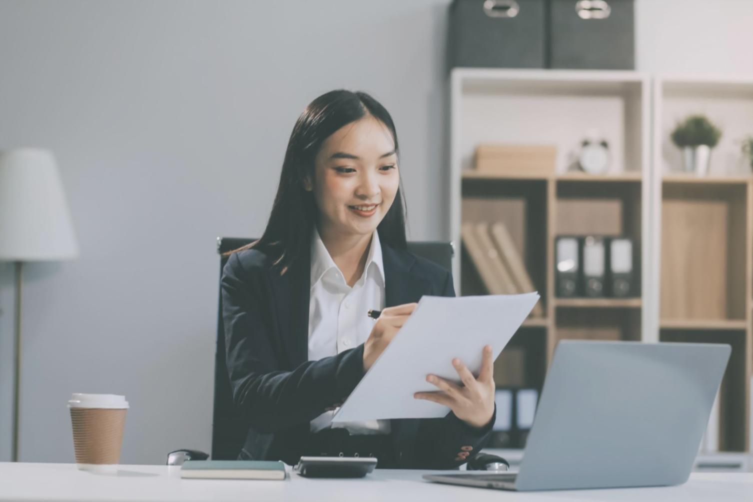 Uzman eğitmenin ders verirken görünümü